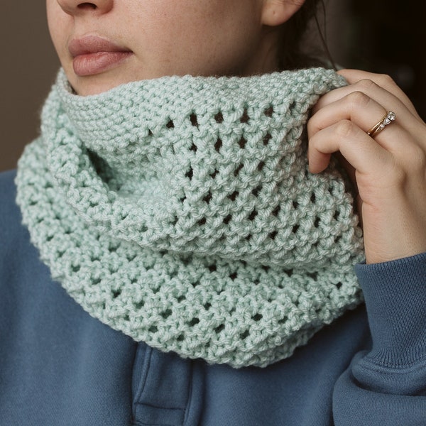 Simple Openwork Lace Eyelet Rows Cowl // Easy Neckwarmer Knitting Pattern for Beginners // Quick Knit Project with Video Tutorial // PDF