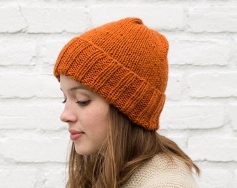 Modèle de tricot de bonnet facile pour femme // Bonnet Hofn // Bonnet facile pour les débutants // Fil peigné // Laine tricotée en rond // Ajusté ou ample