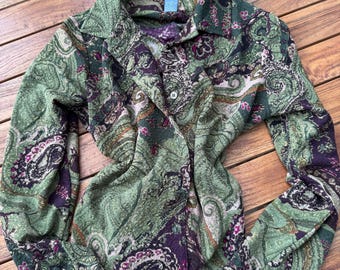 Vintage Koret blouse. Green paisley with glittery metallic details. Size PM