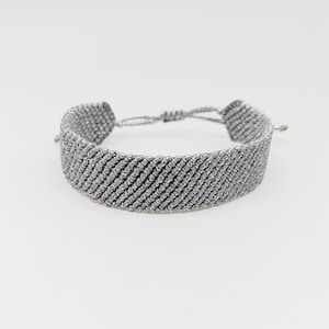 Pulsera ancha de macramé plateado, brazalete de cordón encerado anudado a mano, joyería de estilo bohemio.