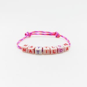 Pulsera personalizada con letra inicial y nombre personalizado, regalo para mejor amigo adolescente, regalo de cumpleaños, pulsera de paracord arcoíris blanco, apilamientos de muñecas