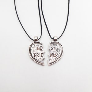 Bff-present Bästa vänner split hjärthalsband set försilvrad dubbel berlock bästishänge vänskapssmycken justerbar tvådelad 90-tals choker