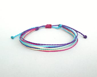 Handgemaakte waterdichte armband van gewaxt koord met meerdere strengen, turquoise, paars, roze en beige, verstelbare strandsieraden