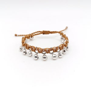 Pulsera de cuentas de campanas de plata, campanas que suenan, macramé marrón, estilo hippie surfista en zigzag, estilo tailandés étnico, bohemio chic, joyería de playa de verano indio