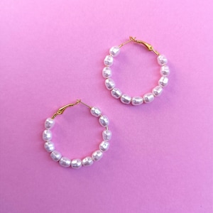 Pearl hoop earrings, 40mm Large hoop earrings, Maximalist jewelry, Gold plated Steel earrings Boho chic earrings Fashion trend Gift for her