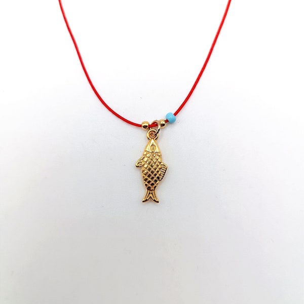 Collier pendentif poisson plaqué or 24 carats : fil rouge, collier La Pesca, bijou porte-bonheur
