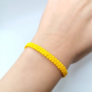 Bracelet de l'amitié en macramé jaune : cadeau unisexe, bijoux décontractés, cordon ciré imperméable, couleur unie