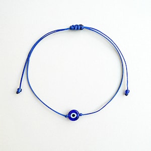 Bransoletka z niebieskiego złego oka Bransoletka sznurkowa, wyprodukowana w Grecji Ochrona przed złym okiem Bransoletka dla dzieci Regulowana bransoletka Mati Minimalistyczny amulet na szczęście