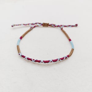 Puede incluir: Un juego de tres tazas de cerámica con un acabado mate moteado. Las tazas son de color crema, gris claro y gris oscuro. Cada taza tiene un diseño simple y minimalista.