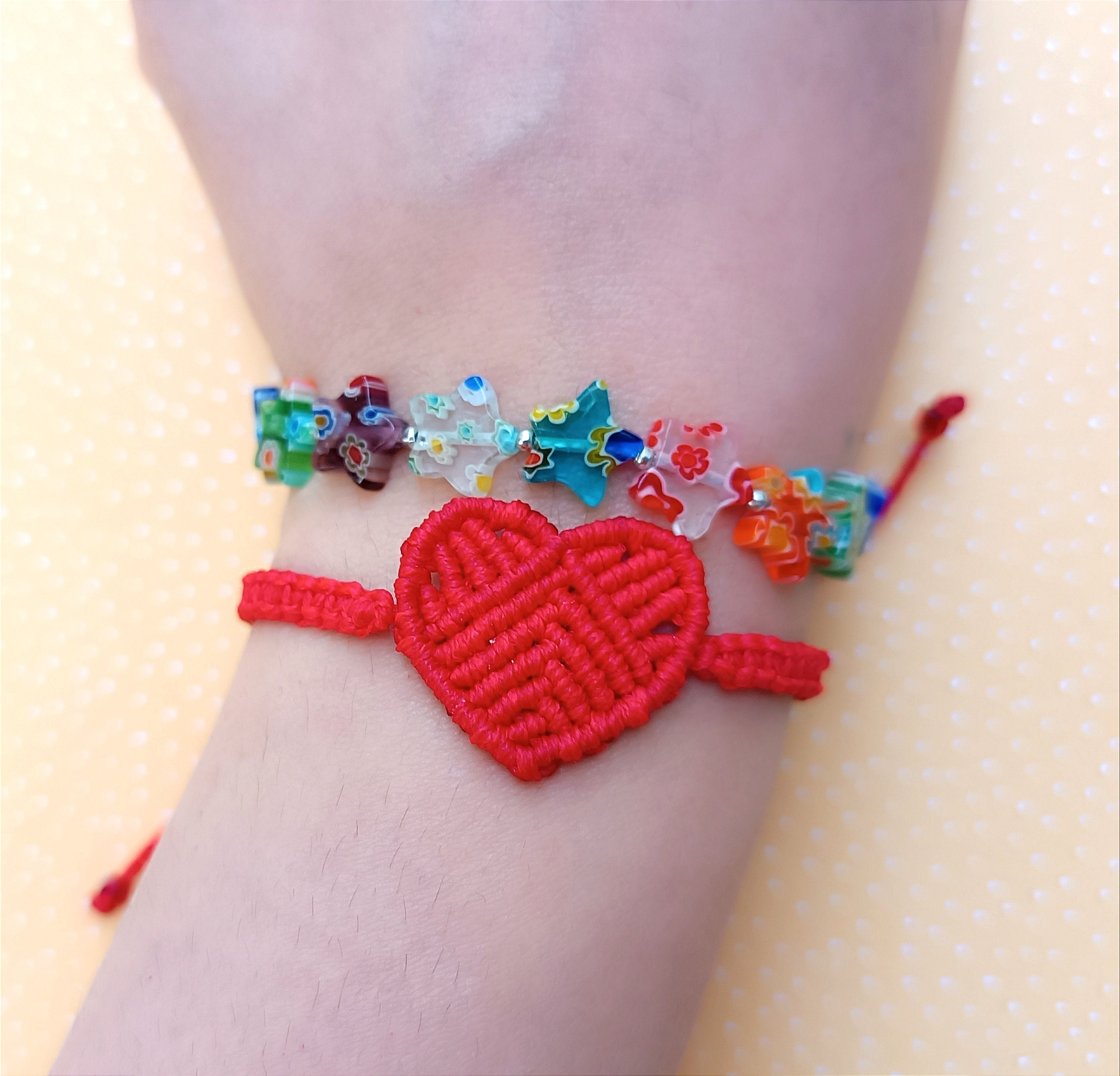 Selfmade Jewelry Bracciale da donna a forma di cuore, in macramè regolabile, realizzato a mano, con confezione regalo, Größenverstellbar, Tessuto, Non pietra preziosa