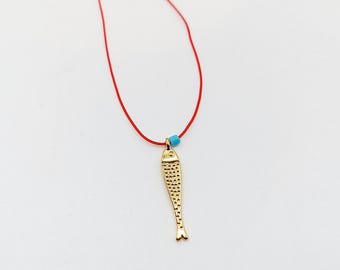 Gouden sardinevisketting: rood koord, turkooizen kraal, gelukshanger, La Pesca-ketting