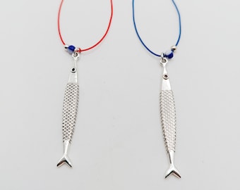 Lange zilveren ketting met vishanger, rood koord, nautische strandjuwelen, handgemaakt in Griekenland.