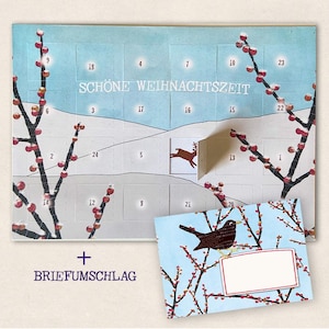 Könnte beinhalten: Ein Adventskalender mit hellblauem Hintergrund und Winterszene. Der Kalender hat 24 nummerierte Türen, eine springende Hirsch-Illustration und einen passenden Umschlag mit einer Vogel-Illustration. Der Text "SCHÖNE WEIHNACHTSZEIT" ist sichtbar.
