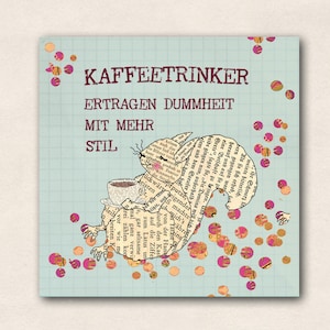 Könnte beinhalten: Ein hellblauer Hintergrund mit einem rosa und orangenen Konfetti-Muster. Ein Eichhörnchen aus Text hält eine Tasse Kaffee. Der Text lautet "KAFFEETRINKER ERTRAGEN DUMMHEIT MIT MEHR STIL".