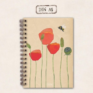 Könnte beinhalten: Ein spiralgebundenes Notizbuch mit einem beigefarbenen Einband, der eine einfache Illustration von roten Mohnblumen und einer Hummel zeigt. Der Text "DIN A5" ist in einem braunen Rechteck oben auf dem Einband gedruckt.