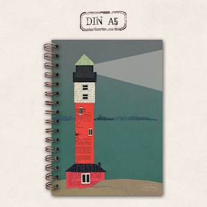 Könnte beinhalten: Ein graues Spiralblock mit einer roten und weißen Leuchtturm-Illustration auf der Vorderseite. Der Leuchtturm hat ein grünes Dach und einen Lichtstrahl, der von oben leuchtet. Der Text "DIN A5" ist in Braun oben auf dem Notizbuch gestempelt.