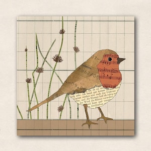Könnte beinhalten: Ein Mixed-Media-Collage-Kunstwerk, das einen Vogel aus alten Buchseiten und Notenblättern zeigt. Der Vogel hat einen braunen Papierflügel und eine rot-orangefarbene Brust mit Noten. Er steht vor einem Rasterhintergrund mit grünen Linien.