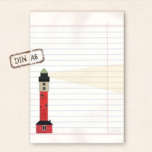 Könnte beinhalten: Ein roter und weißer Leuchtturm mit einem schwarzen Dach und einem Lichtstrahl, der von oben nach außen strahlt. Der Leuchtturm steht auf einem Blatt liniertem Papier mit einem Stempel, auf dem "DIN A6" oben links und einem Stempel, auf dem "TIKIONO" unten rechts steht.