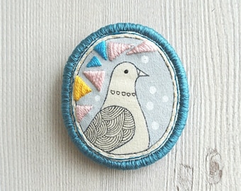 Peace dove brooch, pigeon brooch, pigeon badge, peace pin, animal embroidered jewelry, embroidery pin, animal pin, fabric brooch, bird pin