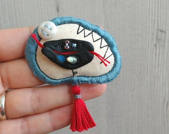 Broche de borlas, alfiler de tela, arte ponible, joyería única, broche de tela, broche peculiar, regalos de cumpleaños originales, regalo de joyería para mujer