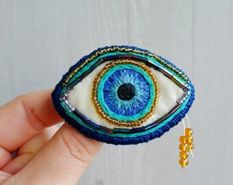 Beads and embroidery eye brooch, evil eye embroidered pin, anatomy pin, beaded brooch, textile art broach, unigue gift for girlfriend