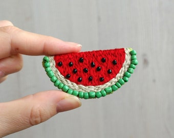 Broche brodée pastèque, épingle à broder, broche fruit, bijoux fruit, épingle pastèque, épingle alimentaire, broche tranche de pastèque, broche en tissu