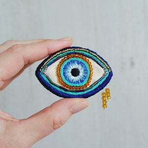 Beads and embroidery eye brooch, evil eye embroidered pin, anatomy pin, beaded brooch, textile art broach, unigue gift for girlfriend