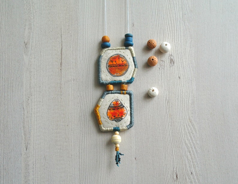 Stof kunst ketting, gemengde materialen ketting geschilderde hanger ketting boho stijl textiel hanger, draagbare kunst sieraden textiel ketting afbeelding 1