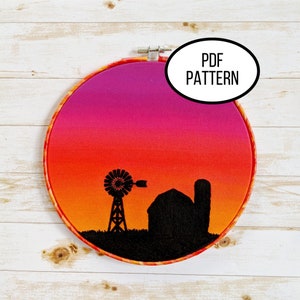 Peut inclure: Cerceau de broderie avec un fond dégradé de coucher de soleil et une silhouette noire d'une ferme et d'un moulin à vent. Le cerceau porte l'étiquette "PDF PATTERN".