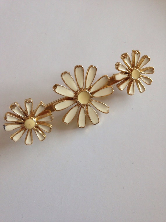 Vintage brooch - Enamel daisies bar pin - floral b