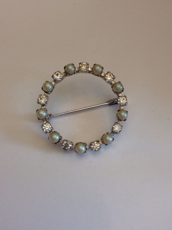 Pearl and rhinestone circle brooch - vintage pearl