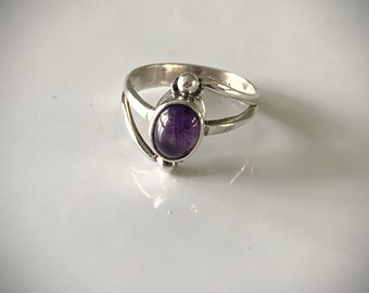 Vintage sterling amethyst cabochon ring