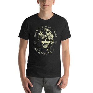 Può includere: Una t-shirt grigio scuro melange con una grafica in stile vintage di un viso maschile con il testo "Back off War Child" e "Seriously" intorno all'immagine. Il testo include anche "Est'd 1978" e "1991" sopra e sotto l'immagine.