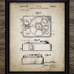 Könnte beinhalten: Schwarz-weiß-Zeichnung eines Vintage-Patents für einen kombinierten Ton- und Bildmechanismus. Die Zeichnung zeigt einen Plattenspieler mit einem Plattenteller, einem Tonarm und einem Mechanismus zum Abspielen von Ton und Bild. Die Patentnummer lautet 2.512.724 und der Erfinder ist Ralph M. Like.