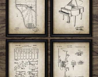 Puede incluir: Un conjunto de cuatro impresiones de patentes de piano vintage. Cada impresión presenta una ilustración en blanco y negro de un diseño de piano con texto que detalla la información de la patente. Las impresiones están enmarcadas en marcos negros y tienen un fondo de papel vintage envejecido.