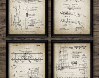 Könnte beinhalten: Ein Satz von vier Vintage-Flugzeugpatentdrucken. Jeder Druck zeigt eine Schwarzweißillustration eines Flugzeugs mit detaillierten Zeichnungen und Text. Die Drucke sind auf einem cremefarbenen Hintergrund mit schwarzem Rand.