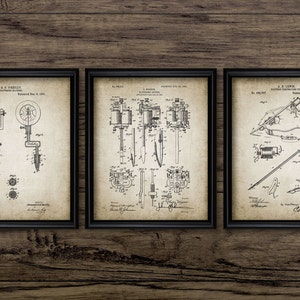 Può includere: Tre disegni di brevetto vintage in bianco e nero per macchine da tatuaggio. I disegni mostrano diversi progetti e angoli delle macchine. Il testo sui disegni include i numeri di brevetto e le date.