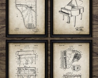 Puede incluir: Un conjunto de cuatro impresiones de patentes de piano vintage. Cada impresión presenta una ilustración en blanco y negro de un diseño de piano con texto que detalla la información de la patente. Las impresiones están enmarcadas en marcos negros y tienen un fondo de papel vintage envejecido.