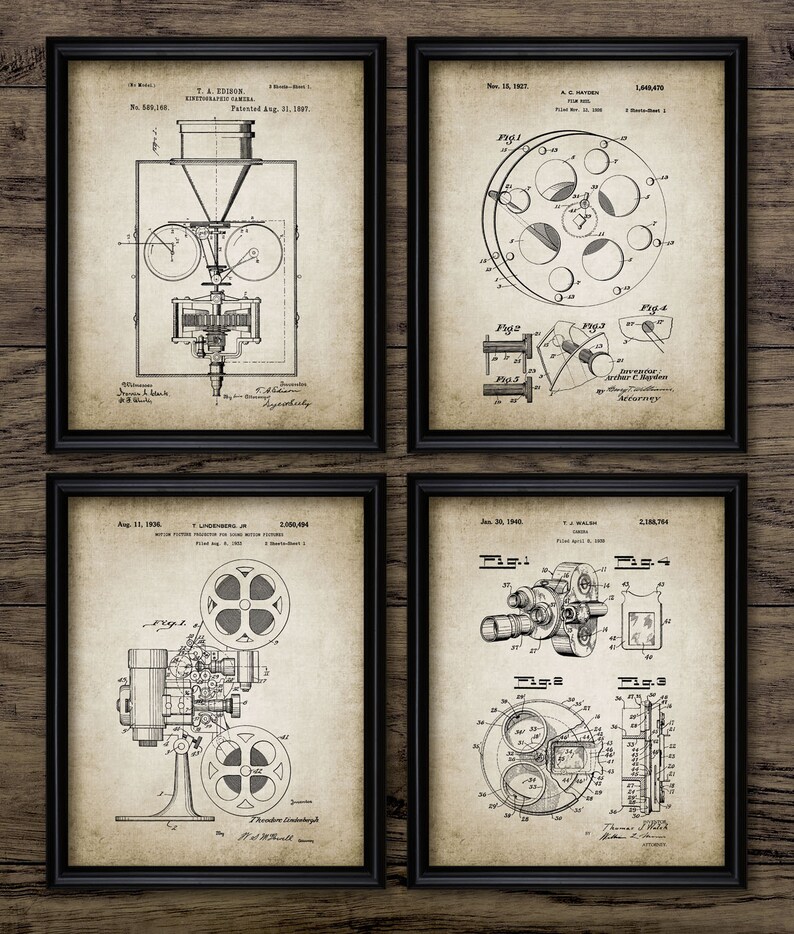 Pu&ograve; includere: Un set di quattro stampe di brevetti vintage con disegni di vecchi proiettori cinematografici. Le stampe sono in bianco e nero e hanno un aspetto usurato e invecchiato. Il testo sulle stampe include i numeri di brevetto, le date e i nomi degli inventori.