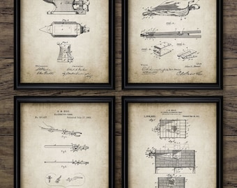 Peut inclure: Quatre dessins de brevets vintage pour des outils de forgeron. Les dessins sont en noir et blanc et présentent des illustrations détaillées des outils. Les dessins sont encadrés de cadres noirs et ont un fond blanc.