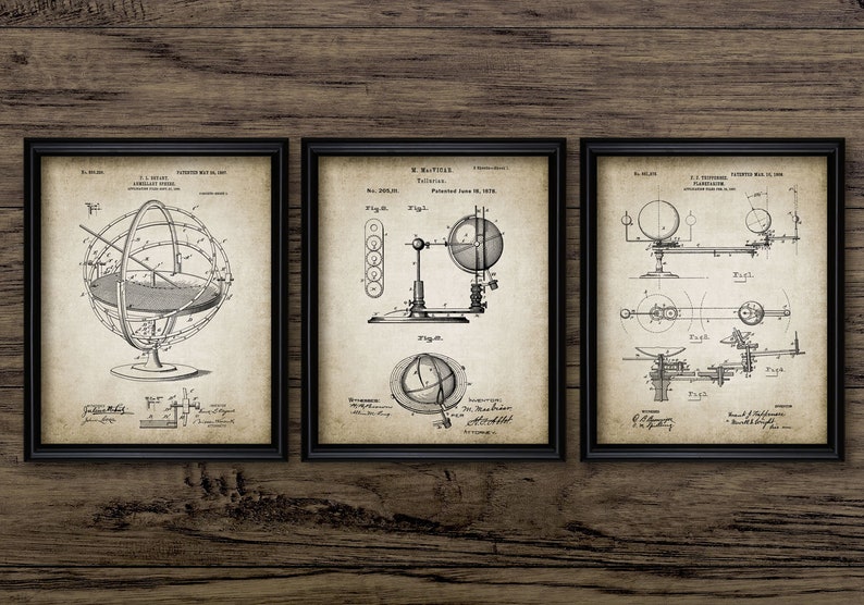 Puede incluir: Conjunto de tres impresiones de patentes vintage con ilustraciones en blanco y negro de invenciones cient&iacute;ficas. Las impresiones est&aacute;n enmarcadas en marcos negros y tienen un fondo de papel envejecido y desgastado.
