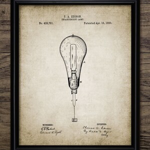Op de afbeelding: Een vintage patenttekening voor een gloeilamp, met een gedetailleerde illustratie van de lamp en zijn componenten. Het patentnummer is 425.761 en de datum is 15 april 1890. De uitvinder is Thomas A. Edison.