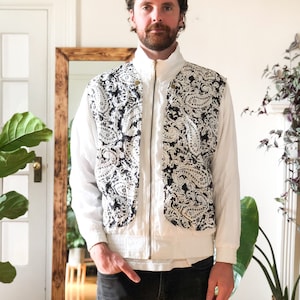Vintage 80s Black and White Minimal Vaporave Track Jack / 80s New Wave Graphic Print Black and White Paisley Windbreaker L