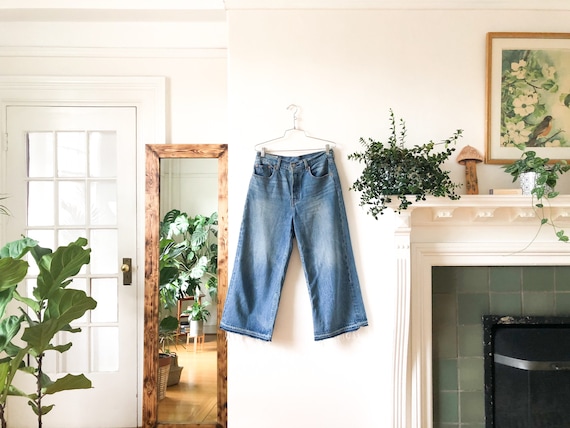 Vintage 90s Levi’s High Waisted Wide Leg Blue Jean