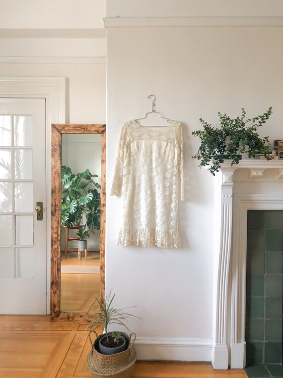 Vintage 60s Women’s White Lace Long Sleeve Ruffle