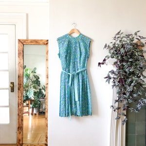 Vintage 50s Retro Dress / Psychedelic 60s Pattern Cinch Waist Pleated Skirt Dress / Light Pastel Blue Midi Dress / Belted Mod Housewife M