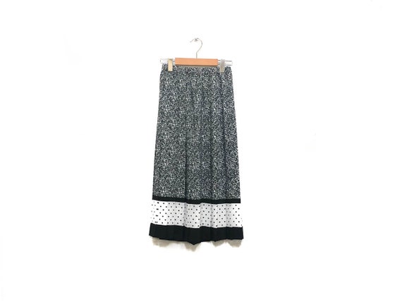 Black and white 80s pleated skirt hotsell