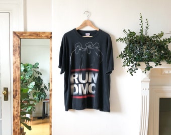 Vintage 90er Jahre RUN DMC Hip Hop Rap Schwarze Baumwolle Rundhalsausschnitt Grafikdruck Band T / Großer Druck Buchstabieren Rapper 90er Jahre Hip Hop T-Shirt L