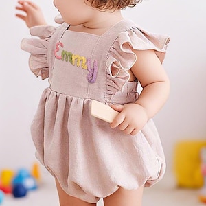 Baby Mädchen bestickter Strampler, personalisierter Name Sommer Ballon-Strampler, Rüschen-Spielanzug mit Namen, Baby ersten Geburtstag Outfit, individuelles Baby Geschenk