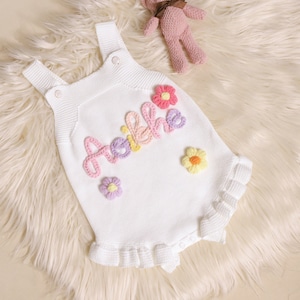 Baby Strampler mit Gravur, bestickter Baby Strampler, Baby Sommer Outfit, personalisierter Baby Mädchen Strampler, Baby Geburtstag Outfit, erstes Geburtstagsgeschenk, Baby Geschenk